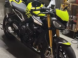 triumph street triple - 2023